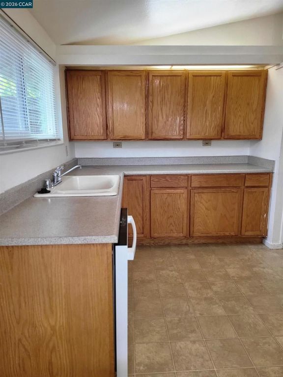 Image 8 of property listing at 115 Danrose Dr, Vallejo, CA 94589
