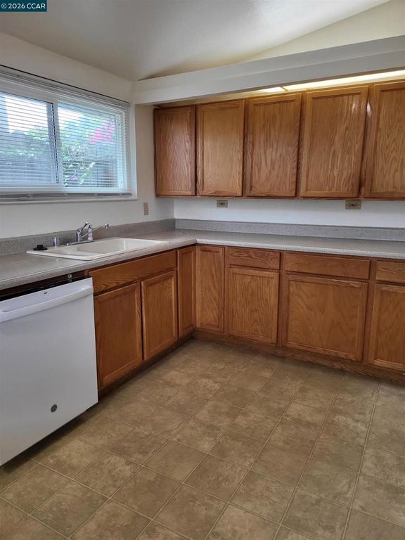 Image 9 of property listing at 115 Danrose Dr, Vallejo, CA 94589
