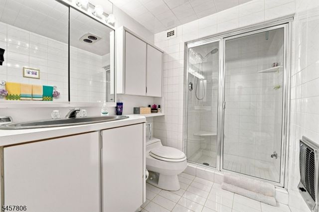 1 Claridge Dr 917, Verona Twp., NJ 07044