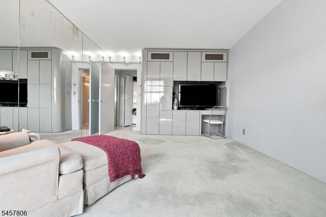 1 Claridge Dr 917, Verona Twp., NJ 07044