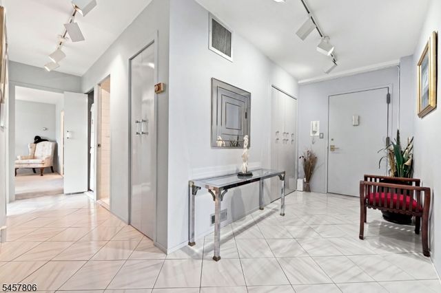 1 Claridge Dr 917, Verona Twp., NJ 07044