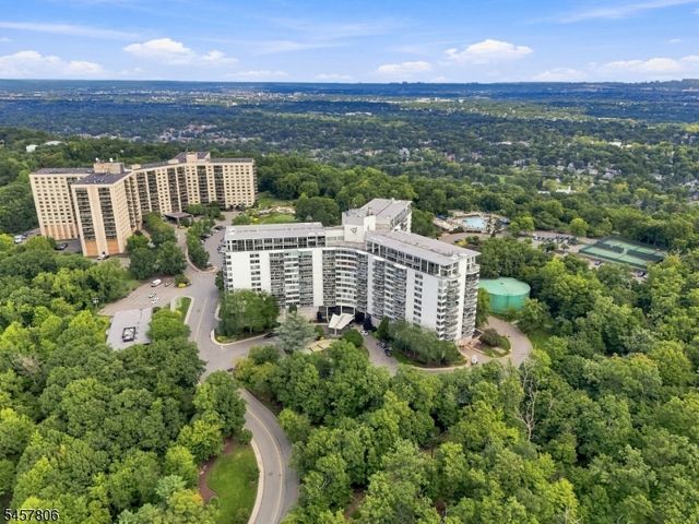 1 Claridge Dr 917, Verona Twp., NJ 07044