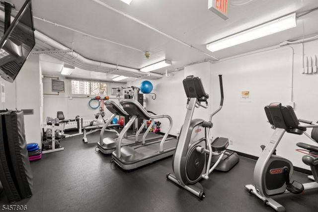 1 Claridge Dr 917, Verona Twp., NJ 07044