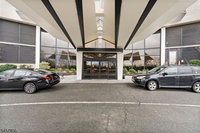 1 Claridge Dr 917, Verona Twp., NJ 07044