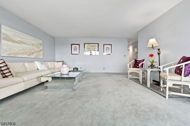 1 Claridge Dr 917, Verona Twp., NJ 07044