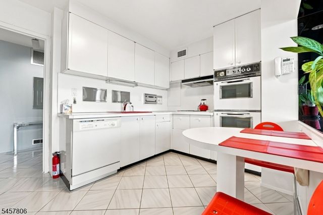 1 Claridge Dr 917, Verona Twp., NJ 07044