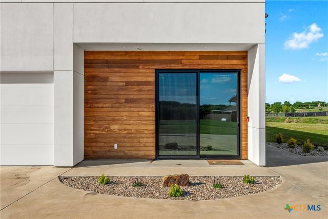 356 Bold Springs Court, West, TX 76691