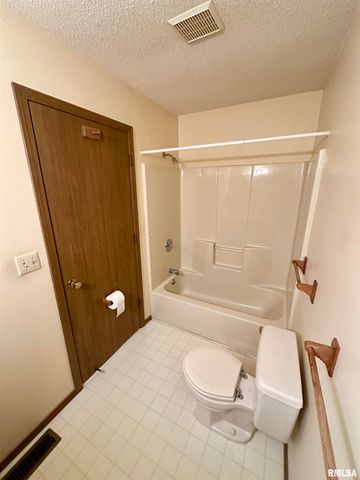 24 Appomatox Avenue, Jacksonville, IL 62650