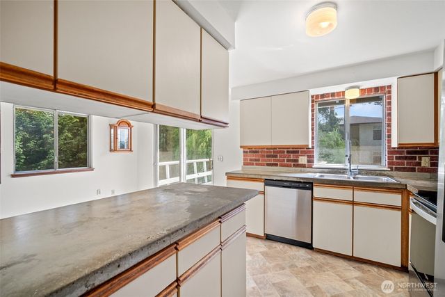 5860 Hawthorne Lane, Ferndale, WA 98248