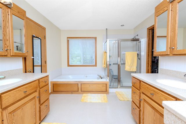 1120 W 16th Street S, Newton, IA 50208