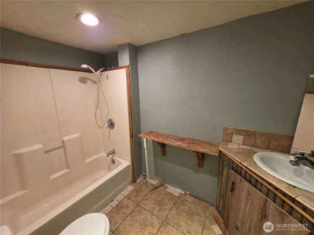 1009 17th Avenue, Oroville, WA 98844