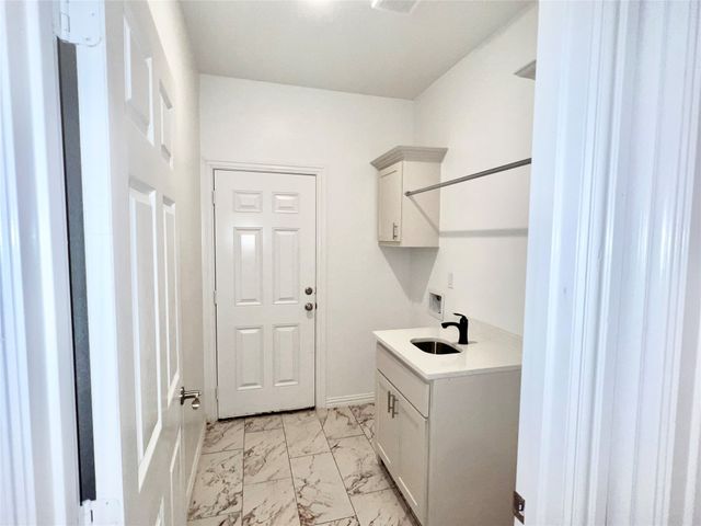 2811 Silkwood Street, Dallas, TX 75215