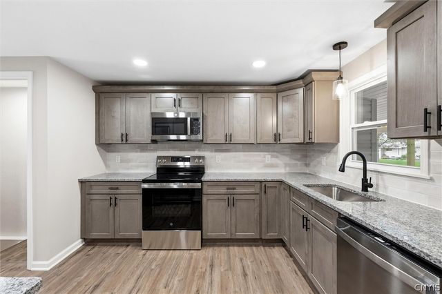 7 Gooseberry Lane, Clay, NY 13090