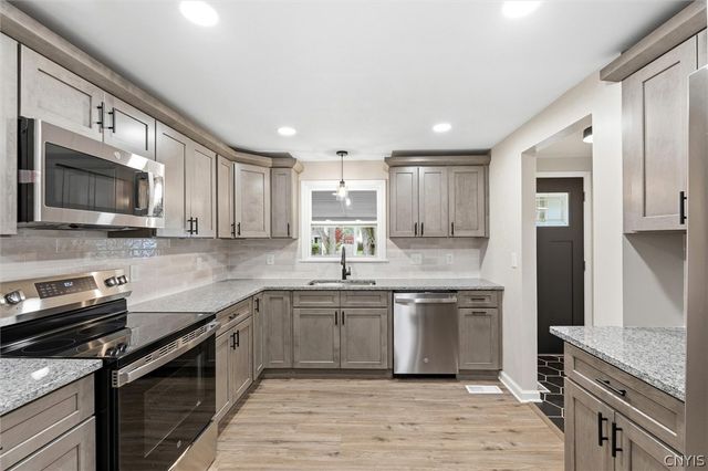 7 Gooseberry Lane, Clay, NY 13090