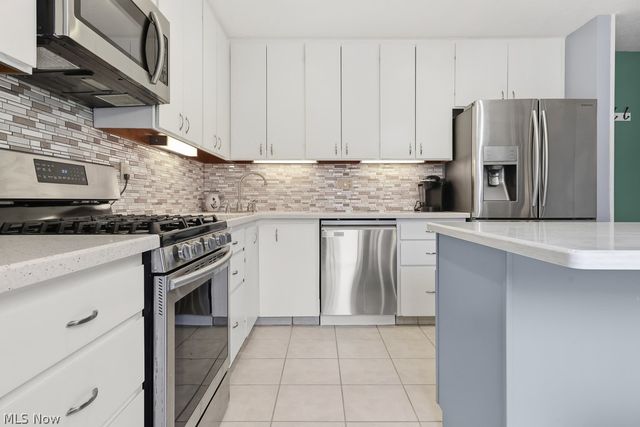 22144 Meadowsouth Court, Strongsville, OH 44149