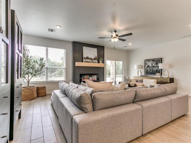 7717 Woods Edge Way, Yukon, OK 73099