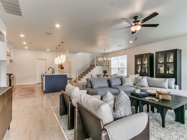 7717 Woods Edge Way, Yukon, OK 73099