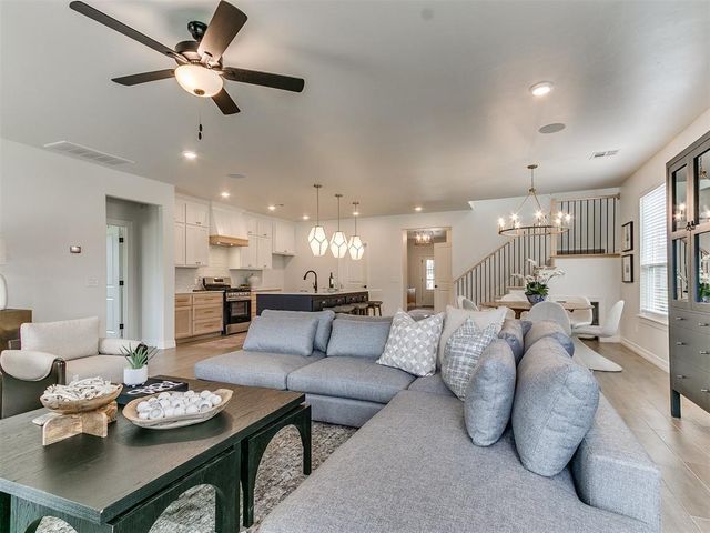 7717 Woods Edge Way, Yukon, OK 73099