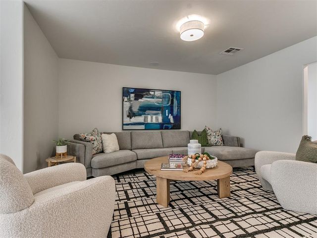 7717 Woods Edge Way, Yukon, OK 73099