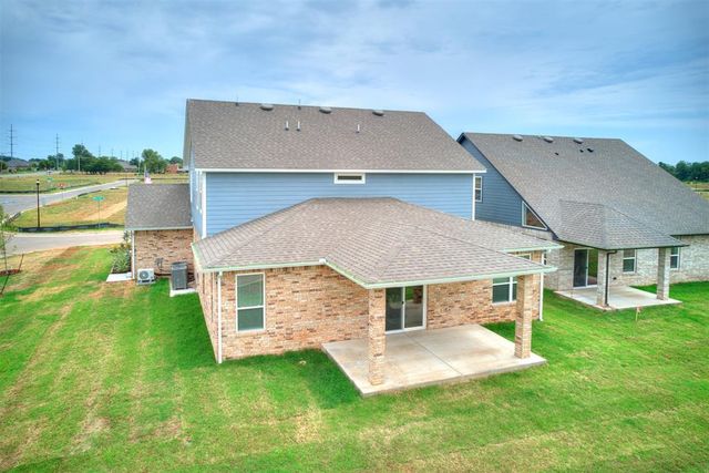 7717 Woods Edge Way, Yukon, OK 73099