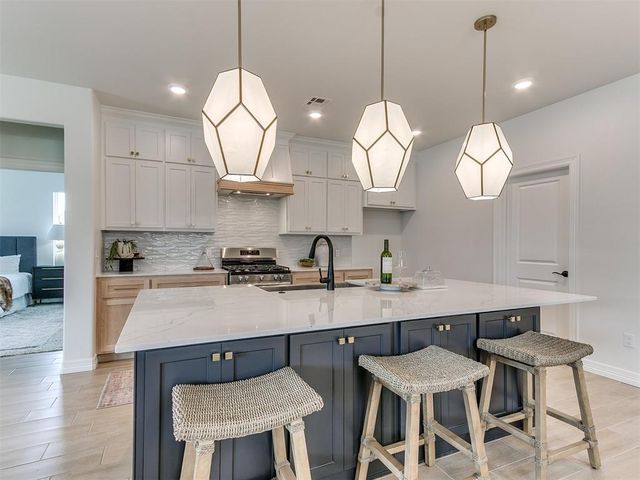 7717 Woods Edge Way, Yukon, OK 73099