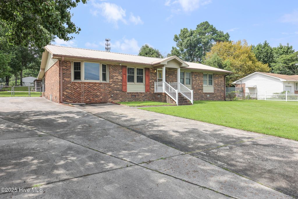16 Colonial Drive, Jacksonville, NC 28546