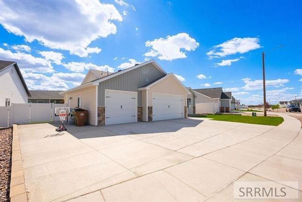 Image 2 of property listing at 1205 Angela St, Chubbuck, ID 83202