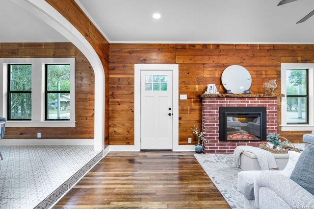 515 E MOUNTAIN ST, Seguin, TX 78155