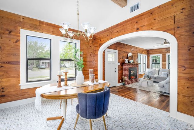 515 E MOUNTAIN ST, Seguin, TX 78155