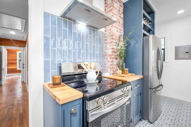 515 E MOUNTAIN ST, Seguin, TX 78155