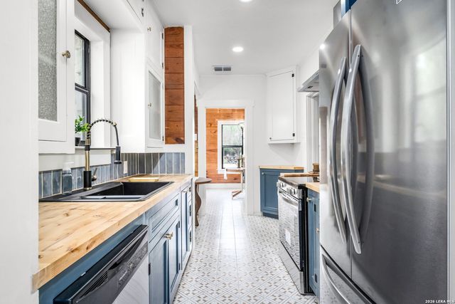 515 E MOUNTAIN ST, Seguin, TX 78155