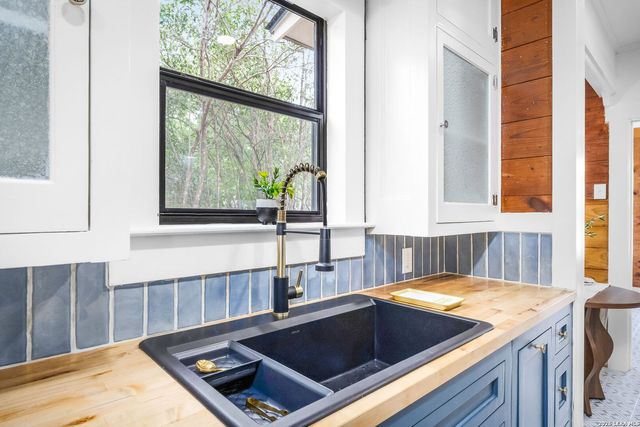 515 E MOUNTAIN ST, Seguin, TX 78155