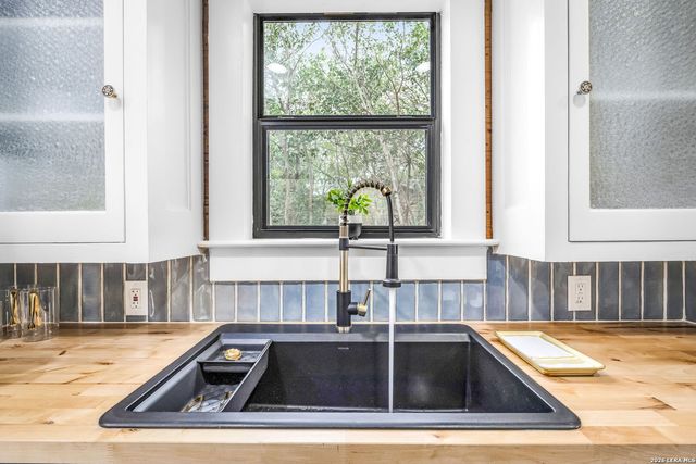 515 E MOUNTAIN ST, Seguin, TX 78155