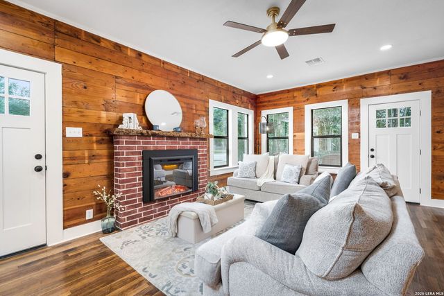 515 E MOUNTAIN ST, Seguin, TX 78155