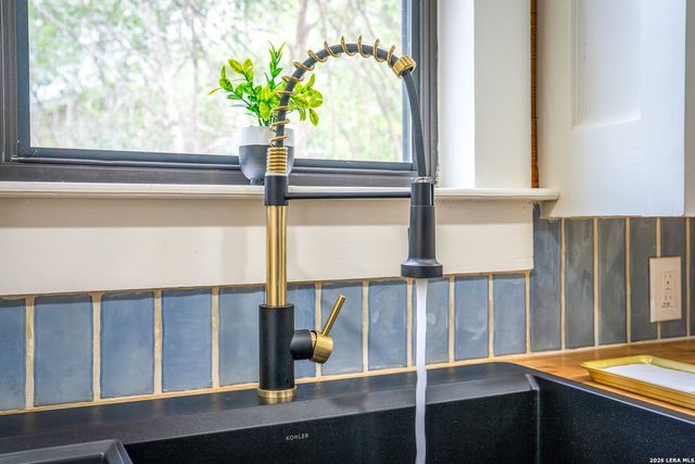 515 E MOUNTAIN ST, Seguin, TX 78155