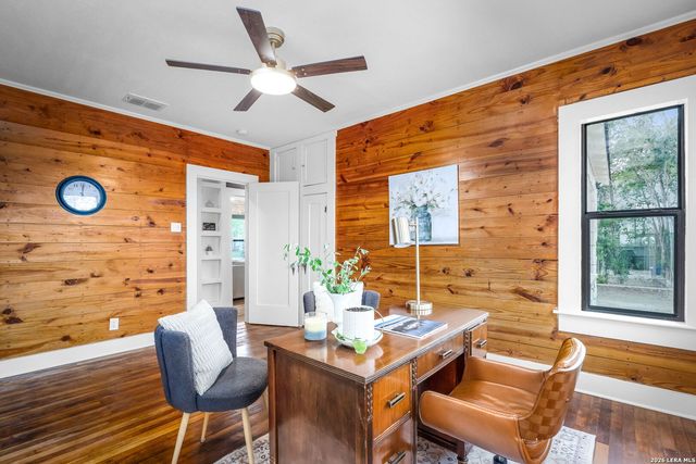 515 E MOUNTAIN ST, Seguin, TX 78155