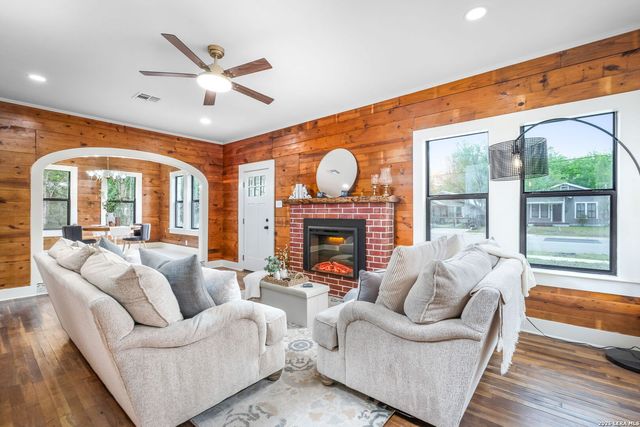 515 E MOUNTAIN ST, Seguin, TX 78155