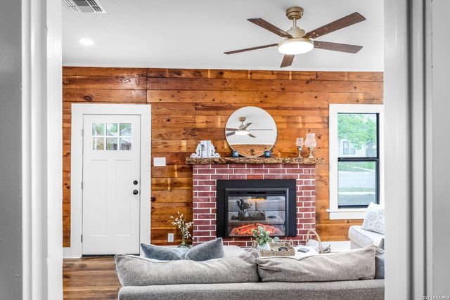 515 E MOUNTAIN ST, Seguin, TX 78155