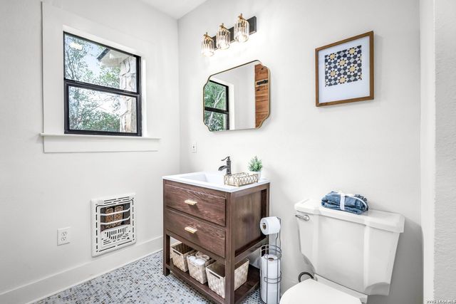 515 E MOUNTAIN ST, Seguin, TX 78155