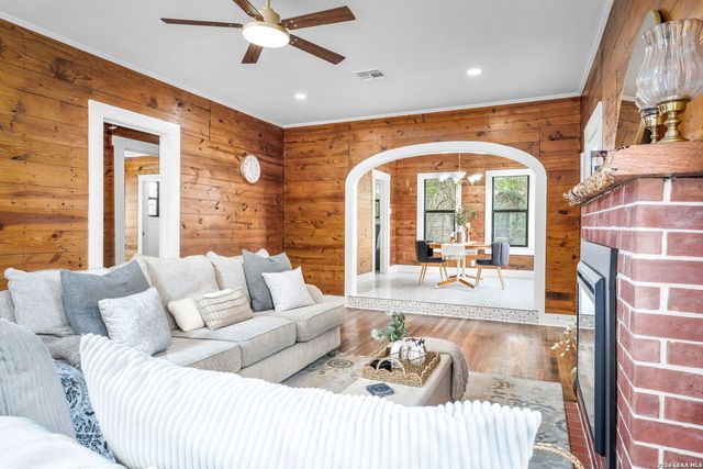 515 E MOUNTAIN ST, Seguin, TX 78155