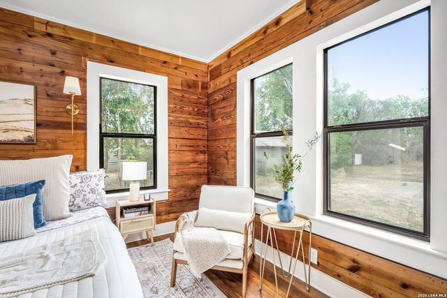 515 E MOUNTAIN ST, Seguin, TX 78155