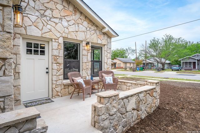 515 E MOUNTAIN ST, Seguin, TX 78155