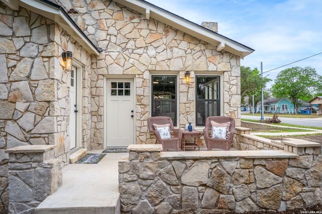 515 E MOUNTAIN ST, Seguin, TX 78155