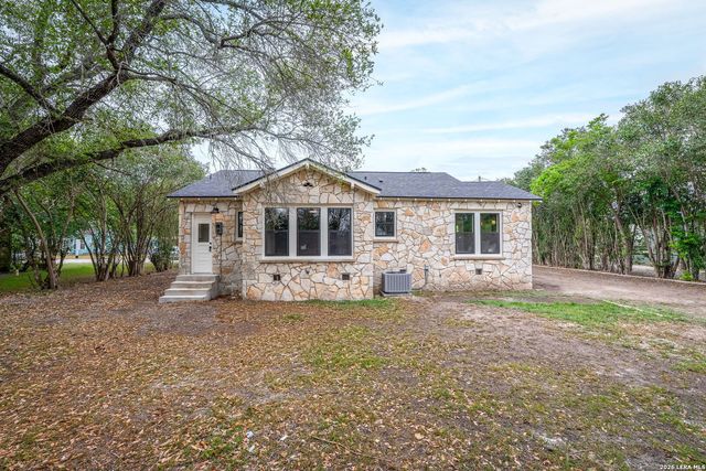 515 E MOUNTAIN ST, Seguin, TX 78155