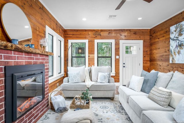 515 E MOUNTAIN ST, Seguin, TX 78155