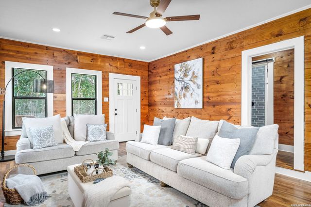 515 E MOUNTAIN ST, Seguin, TX 78155