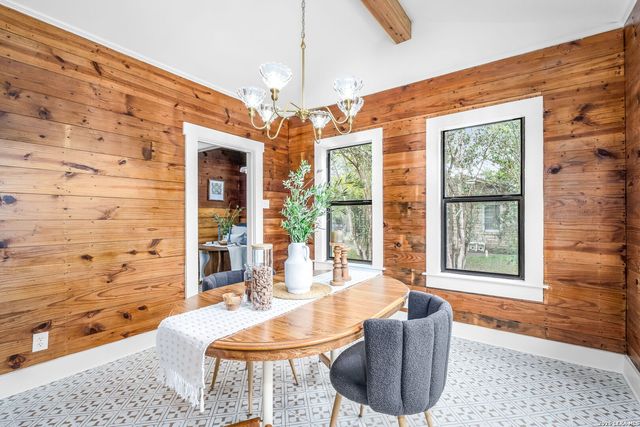 515 E MOUNTAIN ST, Seguin, TX 78155