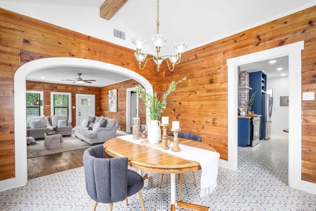 515 E MOUNTAIN ST, Seguin, TX 78155