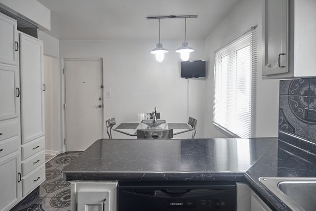 10316 S Pulaski Road 203, Oak Lawn, IL 60453