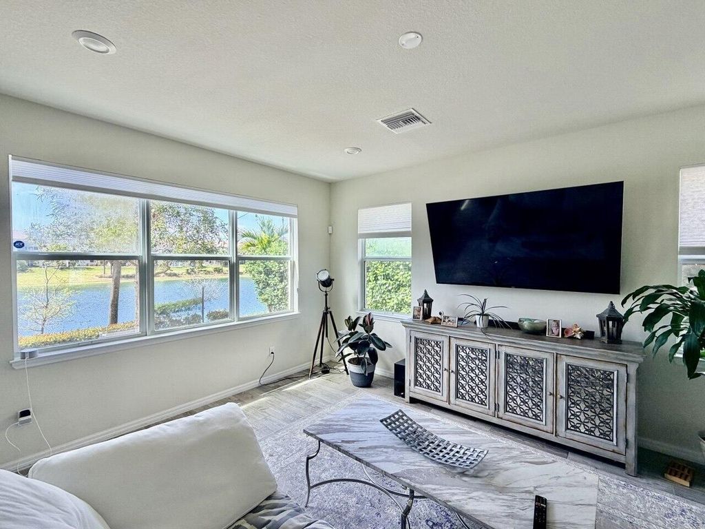 4924 Greenway Drive, Hollywood, FL 33021